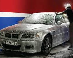 Employee washing a car at Homa Spa