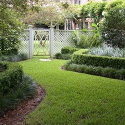 Amazing-Beautiful-And-Marvelous-Backyard-Landscape-Ideas-With-Dark-Grassland-and-Plant-Fence-Idea