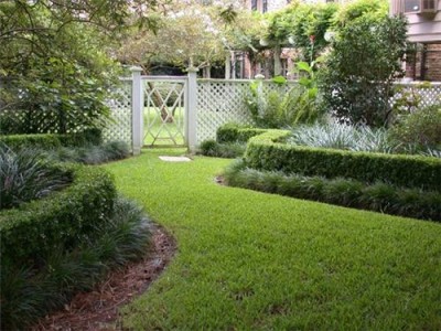 Amazing-Beautiful-And-Marvelous-Backyard-Landscape-Ideas-With-Dark-Grassland-and-Plant-Fence-Idea-