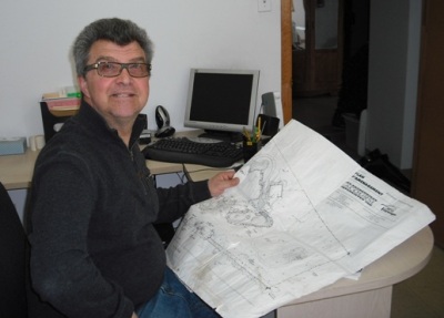 Jack Gentile examine des plans d'aménagement paysager dans son bureau