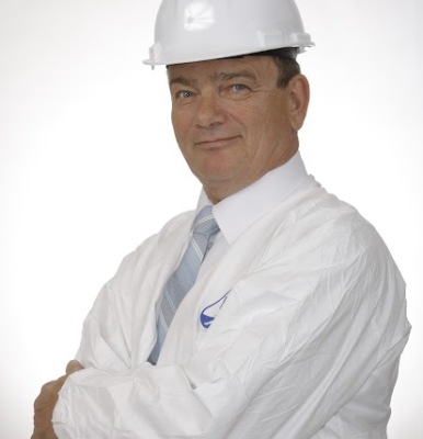 Roger Tomassini portant sarrau blanc et casque dur blanc est le spécialistes de la réparation des fondations